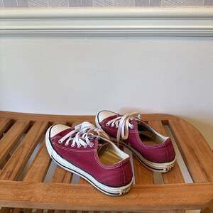 Burgundy Converse 🌹 These shoes are perfect for...
